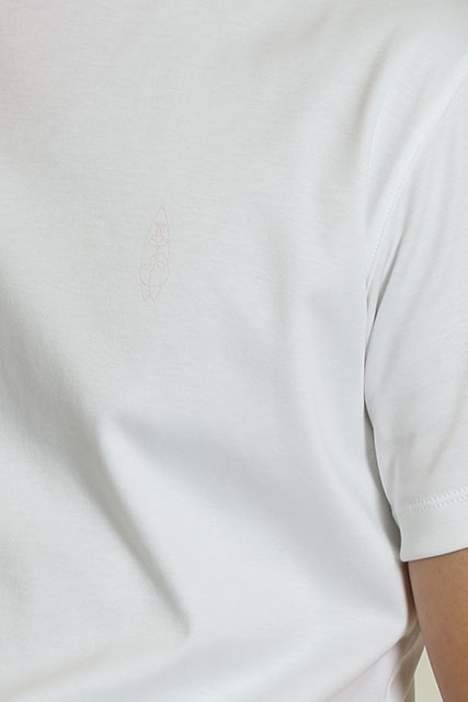 Tシャツの小さな花とドクロのロゴ
